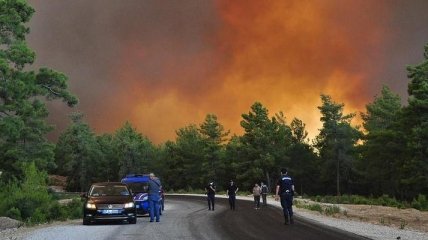 Масштабные пожары в турецкой Анталье уже привели к жертвам (фото, видео)