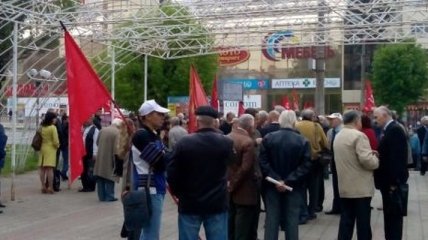 В Луганске проходит традиционная праздничная демонстрация 