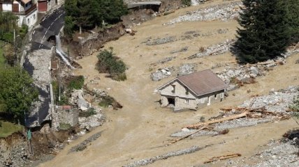 Италию и Францию накрыли масштабные наводнения: десятки пропавших без вести (видео)