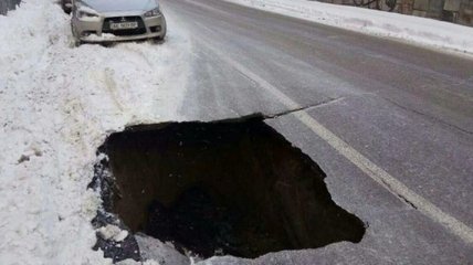 Черная дыра: на дороге в Днепре провалился асфальт