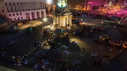 В столице Украины на Майдане Незалежности начали установку елки