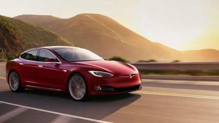 Электрокар Tesla Model S стал быстрее после выхода новой прошивки