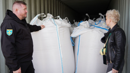 Полтавська ОВА передала десятки тонн гуманітарної допомоги від Польщі волонтерам