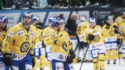 Шведский хоккеист выбросил серебряную медаль МЧМ-2018 на трибуны (Видео)