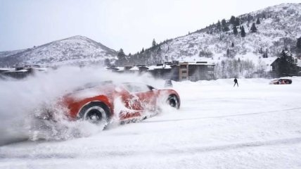 Если вы скучаете за снегом: потрясающий снежный дрифт на Veyron и Aventador (Видео)