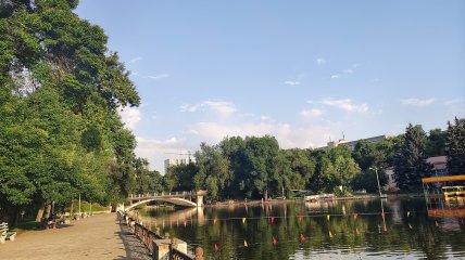 Парк Глобы и озеро летом