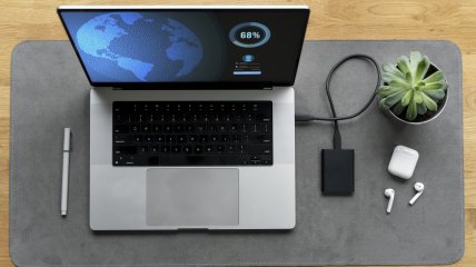 Ноутбук подключен к зарядному устройству