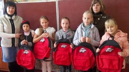 Хоккейный клуб "Донбасс" с подарками навестил детей Красного Лимана