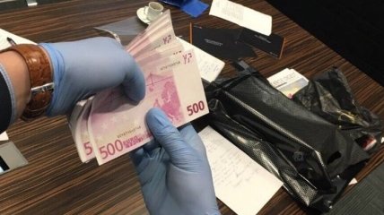 Поліцейського Житомирщини затримано на хабарі в 20 тис. грн.