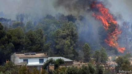 Масштабный лесной пожар уже три дня буйствует в Испании