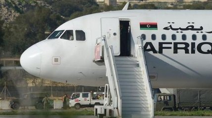 Угонщики ливийского самолета сдались властям в Мальте