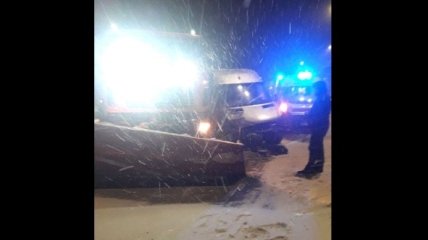 Последствия непогоды: на трассе "Киев-Чоп" маршрутка врезалась в снегоочистительную машину. Пострадали пассажиры (фото)