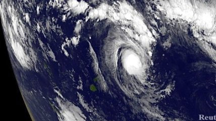 Мощный тропический циклон "Эван" приближается к Фиджи