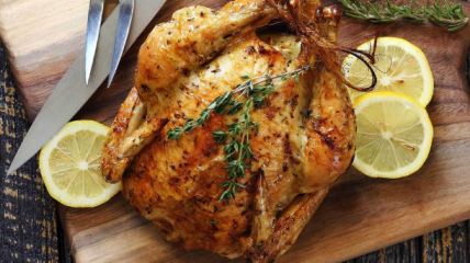 Как запечь курицу в духовке целиком: три рецепта для праздничного стола