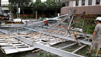 В Тайване из-за мощного тайфуна 6 человек погибли и более 100 ранены