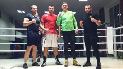 Усику готовиться к бою помогает российский боксер Князев