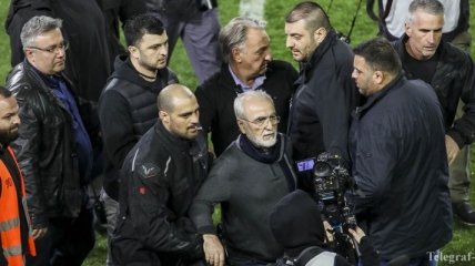 Чемпионат Греции остановлен из-за президента ПАОКа, выбежавшего на поле с пистолетом