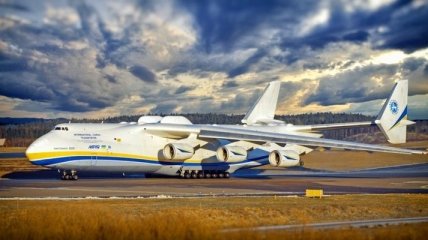 Літаком “Мрія” в Канаду доправили рекордний медичний вантаж з Китаю