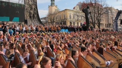 407 бандуристов во Львове одновременно исполнили произведения Шевченко (Видео)
