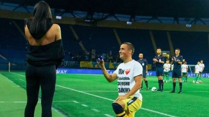 Украинский футболист сделал предложение девушке перед матчем (Фото, Видео)