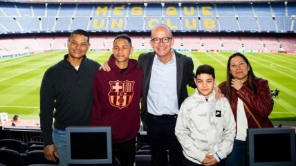 Барселона пригласила на матч с Лионом подростка, спасшего 20 детей