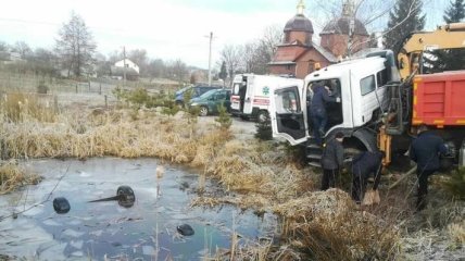 Во Львовской области в пруду нашли авто с телами людей