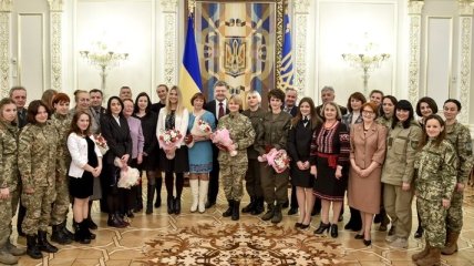 Порошенко вручил награды выдающимся женщинам Украины