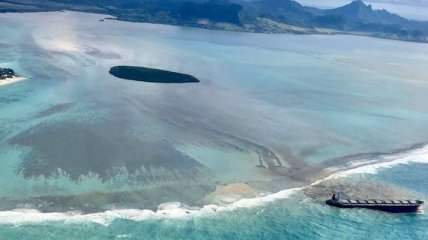 Крушение судна у берегов Маврикия: топливное пятно сняли из космоса (Фото)