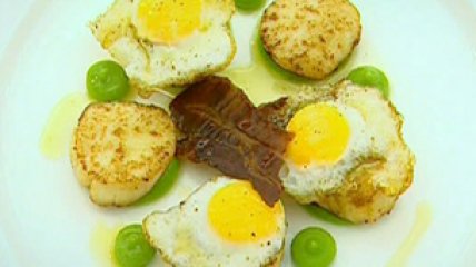 Жареные гребешки с перепелиными яйцами