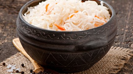 Квашеная капуста считается одним из самых полезных и вкусных зимних блюд