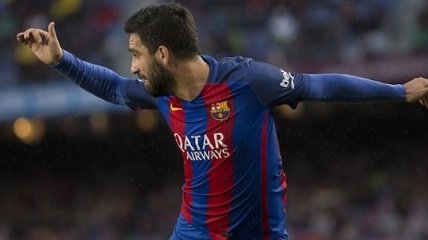 Папарацци подловили игрока "Барселоны" на отдыхе с лишним весом