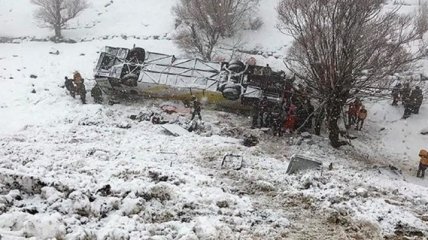 В Турции перевернулся автобус: есть погибшие, десятки раненых