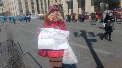 В Москве задержали активистку за сине-желтую ленточку