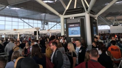 После удара молнии сотни пассажиров застряли в аэропорту Лондона