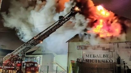 Масштабна пожежа в Києві: горіло "Меблеве містечко" (Фото, Відео)