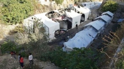 На греческом Хиосе лагерь мигрантов забросали камнями и "коктейлями Молотова"