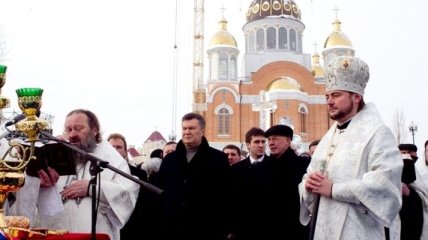 Янукович и Азаров посмотрели на освящение воды 