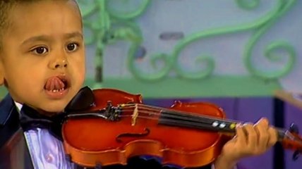 3-летний скрипач развеселил и удивил публику (видео)