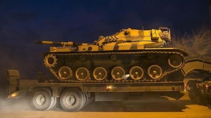 Турция перебрасывает военную технику на границу с Сирией
