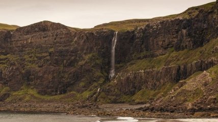 В Шотландии из-за шторма потоки воды водопада повернулись вспять (Видео)