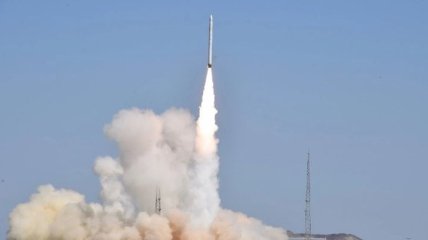 Китай запустил ракету с тремя спутниками (Видео)