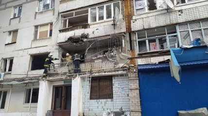 Спасатели в Орехове работают в месте прилета в жилой дом