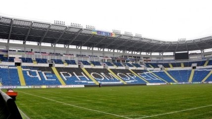 Поле стадиона "Черноморец" накрыли пленкой из-за снега