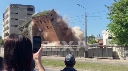 "Второй все": В Харькове взорвали многоэтажное здание заброшенного элеватора (видео)