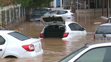 Ливень смывал машины: В турецком Бодруме сильнейшее наводнение
