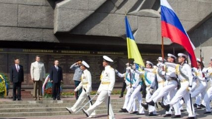 Виктор Янукович и Владимир Путин посетили военно-морской праздник