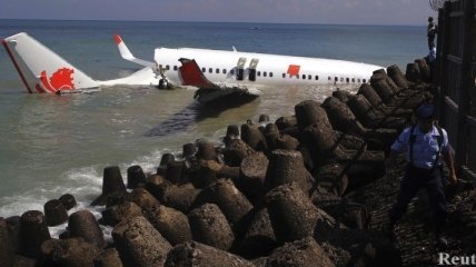 Обнаружен "черный ящик" самолета, который упал в море возле Бали 