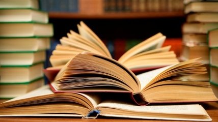 Порошенко: объем украиноязычной литературы в книжных магазинах достиг 78% 