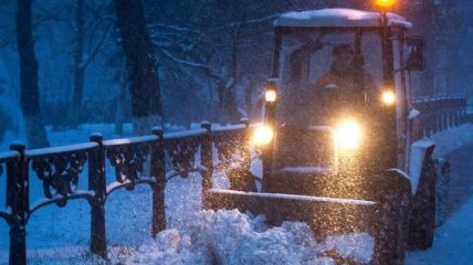 Омелян: Все работники и техника задействованы на дорогах в борьбе со снегом