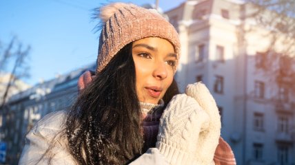 Дівчина мерзне на вулиці